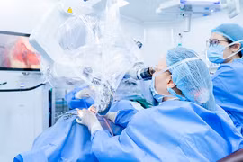 Người phụ nữ điếc, liệt mặt do biến chứng viêm tai giữa