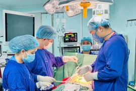 Cụ ông 80 tuổi viêm phúc mạc, thủng ruột vì xương cá 