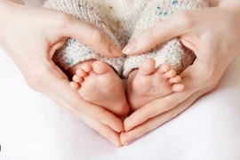 Vợ mang thai hộ sinh con, chồng được hưởng chế độ thai sản