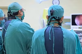 Đau lưng kéo dài không ngờ sỏi san hô khổng lồ xâm lấn thận