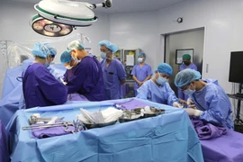  “Nghẹn lòng” hình ảnh người vợ quỳ trước 7 tạng hiến của chồng 