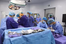  “Nghẹn lòng” hình ảnh người vợ quỳ trước 7 tạng hiến của chồng 