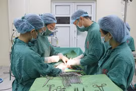 Lấy khối u nang buồng trứng khủng cho cụ bà 98 tuổi