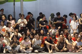 Hàng nghìn người dân xếp hàng hai bên đường Kim Mã đợi xem diễu binh 