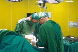 Đau dữ dội gối sau ngã xe, cô gái 28 tuổi gãy kín mâm chày