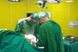 Đau dữ dội gối sau ngã xe, cô gái 28 tuổi gãy kín mâm chày