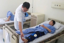 Đau dữ dội gối sau ngã xe, cô gái 28 tuổi gãy kín mâm chày