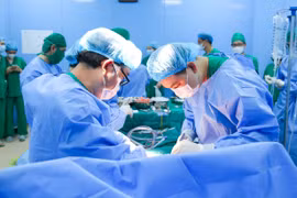 Ca ghép thận 'căng não' cứu bé suy thận có mạch máu vôi hóa hiếm gặp