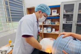 Cụ ông 88 tuổi viêm loét chảy mủ khắp đầu vì biến chứng đắp lá chữa zona