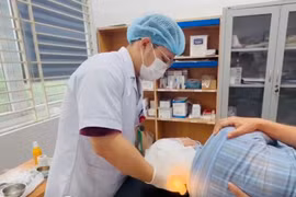 Cụ ông 88 tuổi viêm loét chảy mủ khắp đầu vì biến chứng đắp lá chữa zona