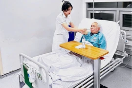 Gãy cổ xương đùi mổ muộn, biến chứng nguy hiểm đe dọa tính mạng