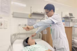 Hút huyết khối tĩnh mạch não hiếm gặp cứu thanh niên 19 tuổi