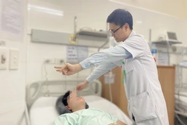 Hút huyết khối tĩnh mạch não hiếm gặp cứu thanh niên 19 tuổi