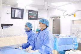 Khẩn cấp vượt 200km đi nút mạch vỡ khối u gan lớn