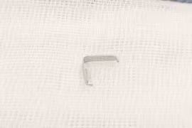 Bé 12 tháng tuổi hóc ghim tất vào họng, cảnh báo nguy cơ dị vật sắc nhọn