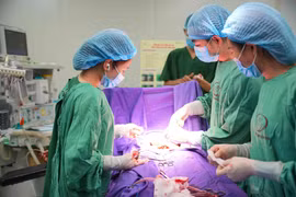 Mổ cấp cứu lấy thai, điều trị thành công cho sản phụ mắc hội chứng HELLP