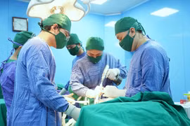 Hoại tử vô khuẩn chỏm xương đùi gây mất chức năng khớp háng đang trẻ hóa