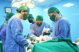 Hoại tử vô khuẩn chỏm xương đùi gây mất chức năng khớp háng đang trẻ hóa