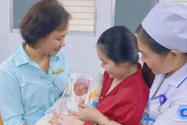 Chấp nhận 'bỏ 1 giữ 1', giữ thai hơn 8 tuần, cứu sống bé song sinh