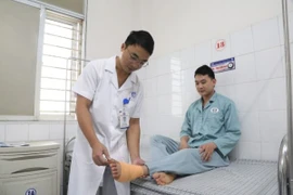 Phẫu thuật chuyển vạt che phủ khuyết phần mềm vùng gót chân do bỏng xe máy