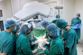 Cứu sản phụ ra máu, sinh non do rau tiền đạo trung tâm