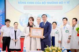 Bộ Y tế khen thưởng ê-kíp thông tim cứu thai nhi Singapore