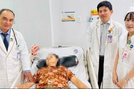 Kỹ thuật nội soi lồng ngực cứu bệnh nhân tràn máu phổi nặng tại Vĩnh Long