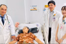 Kỹ thuật nội soi lồng ngực cứu bệnh nhân tràn máu phổi nặng tại Vĩnh Long