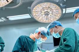 Chủ quan nốt ruồi nhỏ, người đàn ông biến dạng khuôn mặt vì ung thư