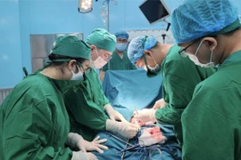 Kẹt giữa hai ghe, ngư dân bị lóc da đùi nguy kịch