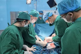 Kẹt giữa hai ghe, ngư dân bị lóc da đùi nguy kịch