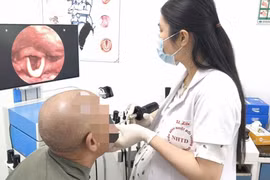 Nguy cơ tắc đường thở từ thói quen nhai đá lạnh sau khi đi nắng
