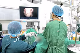 U tuyến tiền liệt nặng gần 500g vì trì hoãn phẫu thuật