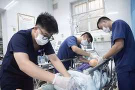 Bất cẩn khi dùng máy xay thịt, cô gái 19 tuổi phải cắt cụt bàn tay
