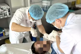 Không chạm vào điện người đàn ông vẫn bỏng nặng do tia hồ quang