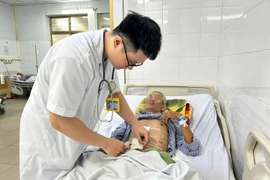 Thay khối phình động mạch chủ bụng kèm lấy sỏi cho bệnh nhân ung thư dạ dày