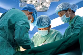 Lấy sỏi bàng quang khủng kích thước bằng quả trứng