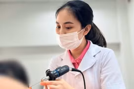 Bé gái 6 tuổi suýt thủng màng nhĩ... vì dây buộc tóc