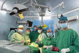 Bụng nhô bất thường, bé trai 6 tháng mang u quái nặng 'khủng' cực hiếm gặp