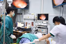 Ăn rau sống và món tái, bệnh nhân nhiễm ổ giun tóc trong đại tràng