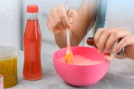 Nhầm nước hàn the làm slime là nước ngọt, bé 11 tuổi ngộ độc