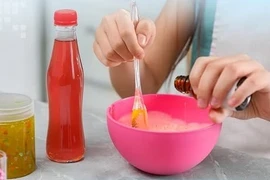 Nhầm nước hàn the làm slime là nước ngọt, bé 11 tuổi ngộ độc