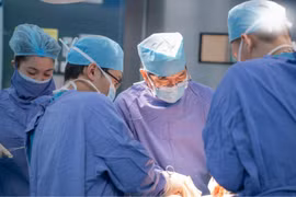 Đau bụng dai dẳng hơn 1 năm vì u mạc treo non 7 cm gây tắc ruột