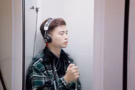 Đeo tai nghe suốt 5 giờ, nam thanh niên đột ngột mất thính lực