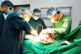 Cô gái 20 tuổi bất ngờ phát hiện ung thư buồng trứng choáng hết ổ bụng