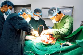 Cô gái 20 tuổi bất ngờ phát hiện ung thư buồng trứng choáng hết ổ bụng