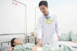 Phẫu thuật liên tiếp 2 ca thủng ruột, viêm phúc mạc do dị vật xương