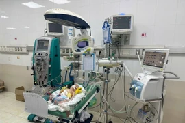 Lọc máu liên tục cứu trẻ sơ sinh sốc nhiễm khuẩn do thủng ruột, viêm phúc mạc