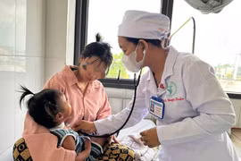 Lọc máu cứu bé 20 tháng tuổi bị tay chân miệng độ 4 nặng