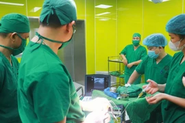 Đau vai kéo dài tưởng ung thư không ngờ khớp vai đông cứng